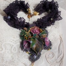Haute-Couture Colgante Poesía Flor bordado con flores de porcelana, encaje púrpura antiguo, cristales, cuentas de semillas con accesorios chapados en plata 925 y oro
